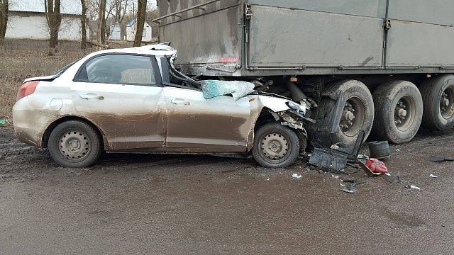 Врезался в грузовик: в ДТП на Кубани погиб 23-летний водитель. Фото: t.me/gibdd123region