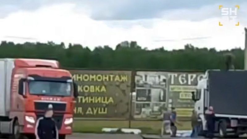 На видео сняли попытки мужчин остановить дроны из грузовика в Иркутсткой области 