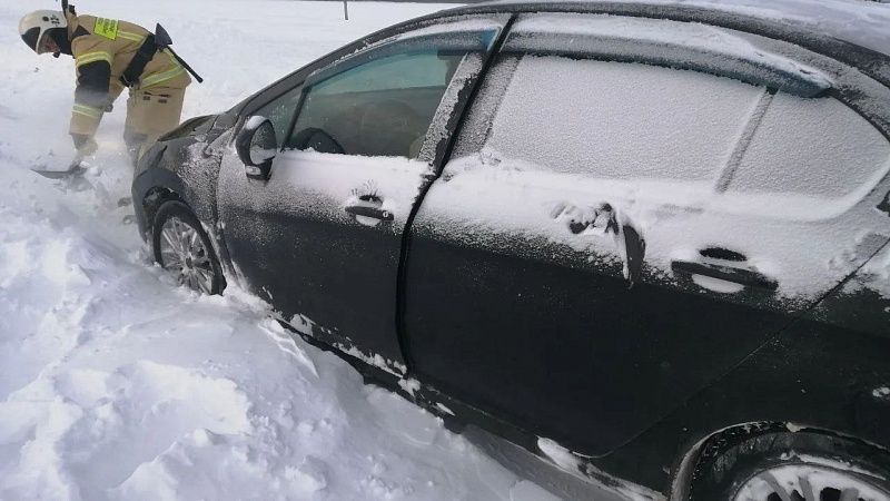 Спасатели вытащили из снежного плена школьный автобус и легковушку на Кубани