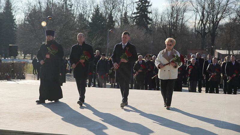 Цветы к памятнику жертвам фашистского террора возложили в Краснодаре
