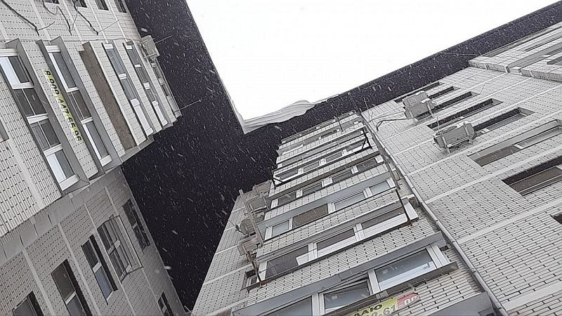 Будьте осторожны: краснодарцев предупреждают об опасности падения с крыш сосулек и наледи