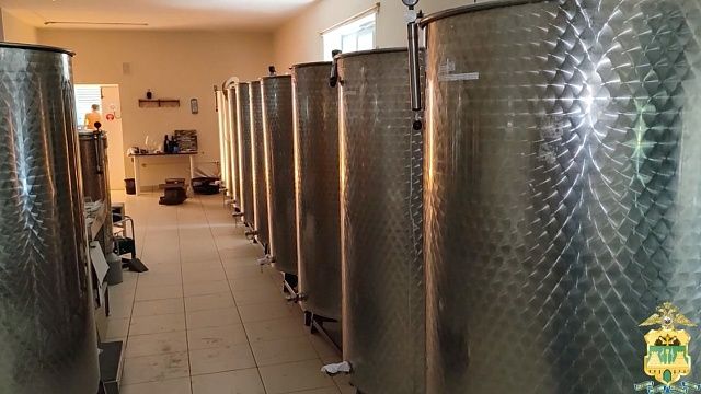 Фермер на своей винодельне в Анапе производил «паленый» алкоголь