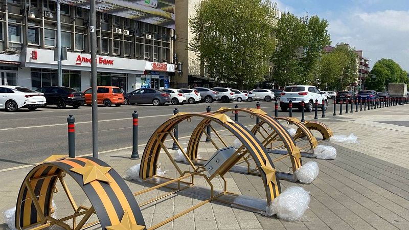 К установке праздничной инсталляции к 80-летию Победы приступили в Краснодаре