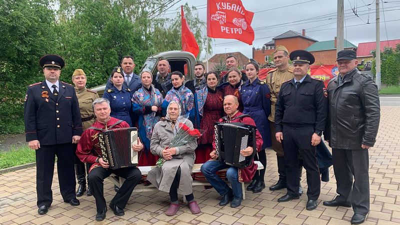 В Краснодаре на дому поздравили шесть ветеранов Великой Отечественной войны и тружеников тыла