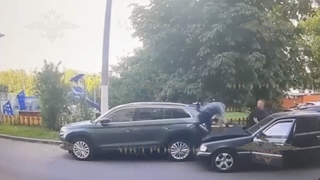 Бандиты с топором избили и ограбили на 2,5 млн мужчину в Москве