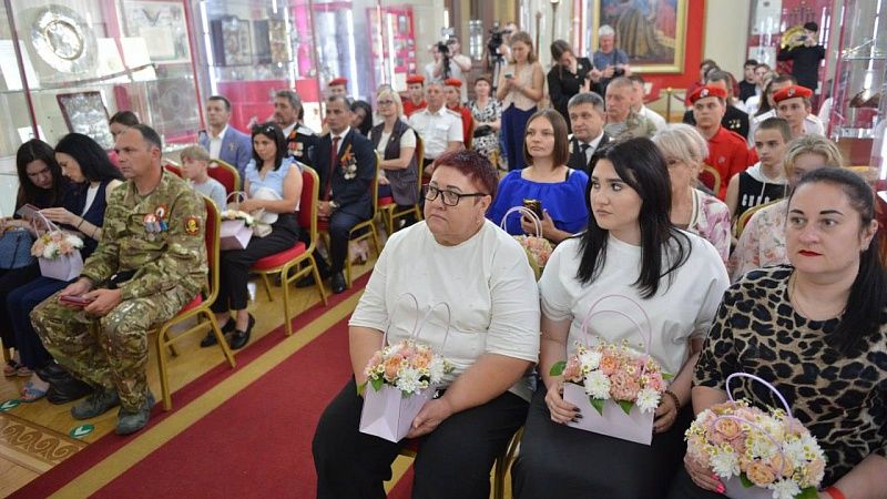 Памятные знаки получили родственники погибших на СВО казаков в Краснодаре 