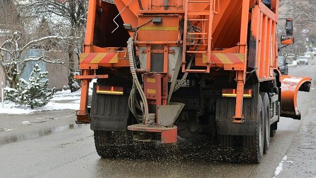 Более 780 тонн пескосоляной смеси использовали в Краснодаре для обработки дорог от гололёда 