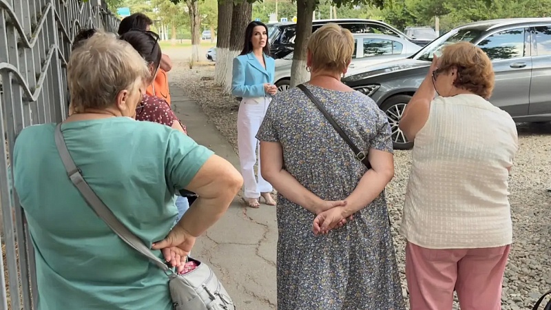 Депутат ЗСК Головченко провела встречу с жителями в станице Елизаветинской