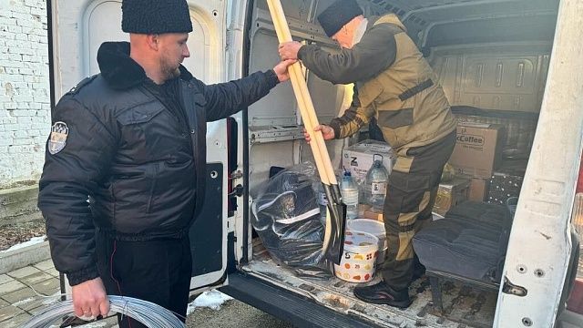 За полмесяца кубанские казаки привезли в новые регионы свыше 100 тонн гумпомощи. Фото: пресс-служба администрации Краснодарского края