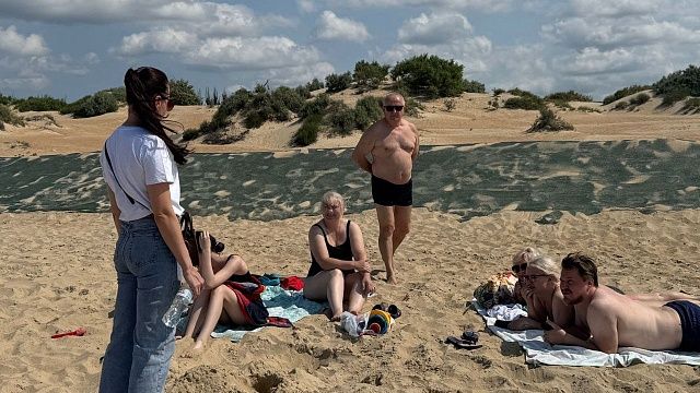 О вреде мазута купающимся рассказывают переговорщики на пляжах Анапы 