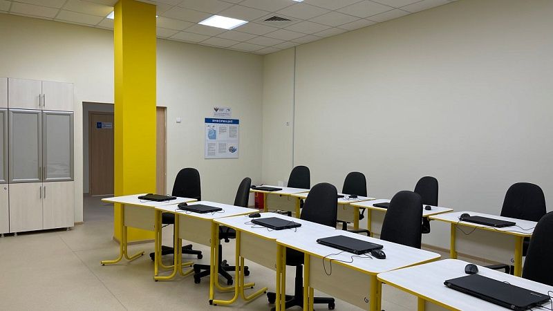 Молодую помощницу учителя обвинили в интимных отношениях с школьником в США