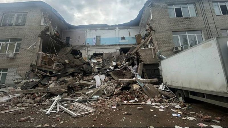 Люди могут находиться под завалами обрушившегося офисного здания в Екатеринбурге