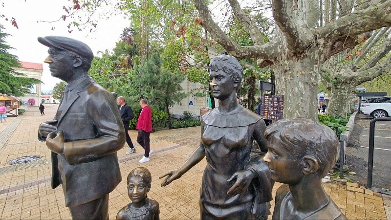 После смерти Гребешковой у памятника «Бриллиантовой руке» в Сочи появились цветы 