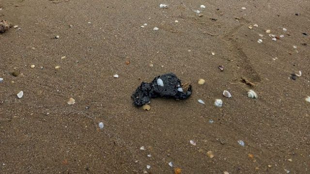 Новые выбросы мазута обнаружили на 11 участках побережья в Анапе