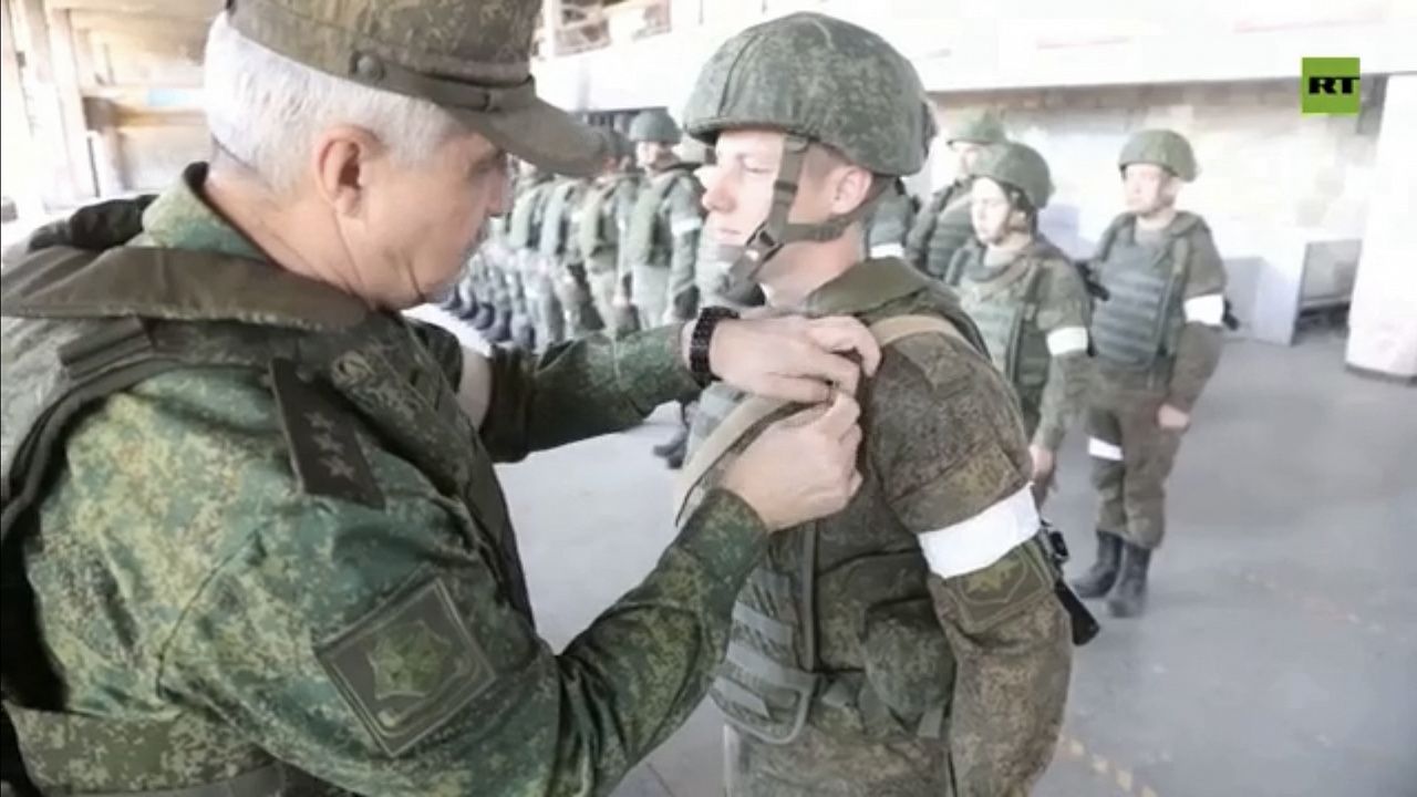 Начальник Штаба ЮВО наградил военнослужащих за мужественное выполнение задач СВО. Фото: RT