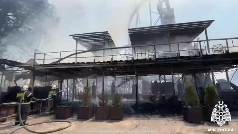 Спустя два часа пожар на территории парка развлечений полностью потушили в Анапе