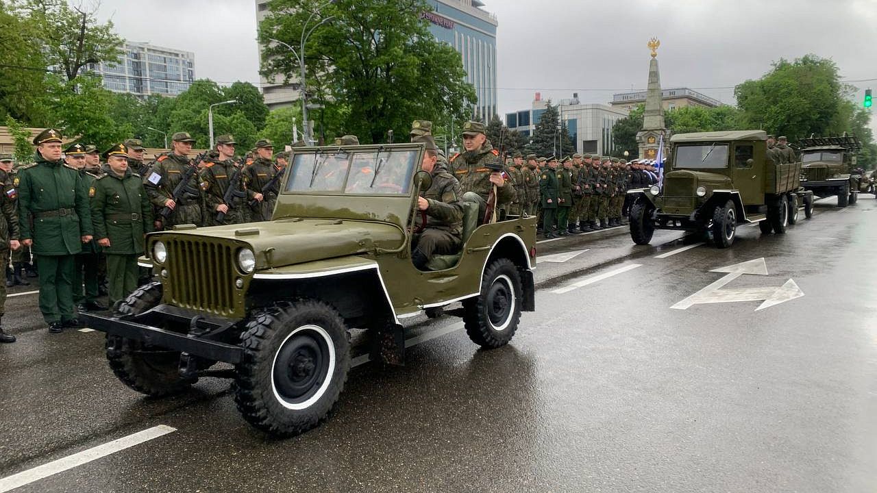Во время генеральной репетиции по Главной городской площади прошла военная техника. Фото: Телеканал «Краснодар»