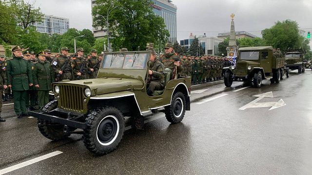В Краснодаре провели генеральную репетицию торжественного прохождения войск в преддверии Дня Победы