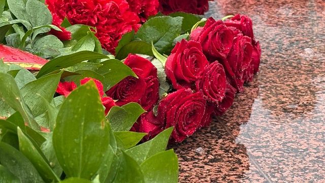 Стихийный мемориал на месте гибели пропавших молодых людей появился в Саратове