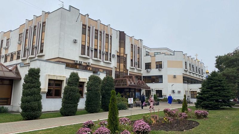 Краснодарские хирурги удалили 13-килограммовую опухоль и спасли жизнь пациента