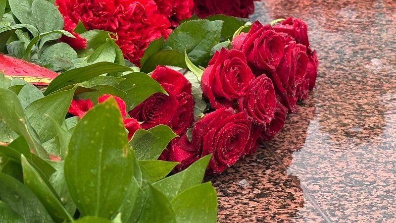 Стихийный мемориал на месте гибели пропавших молодых людей появился в Саратове