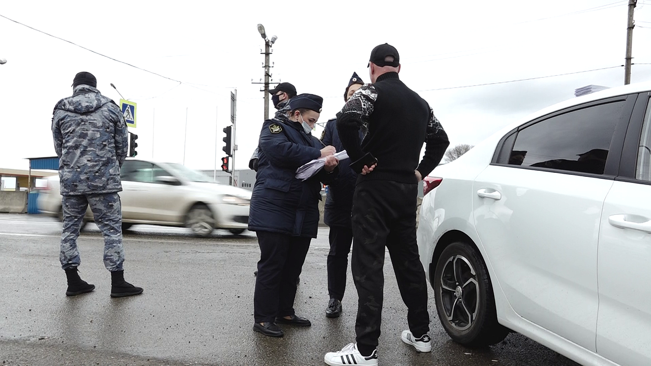 В Краснодаре нашли мужчину, который не погасил 139 штрафов на 50 тысяч рублей. Фото: телеканал «Краснодар»