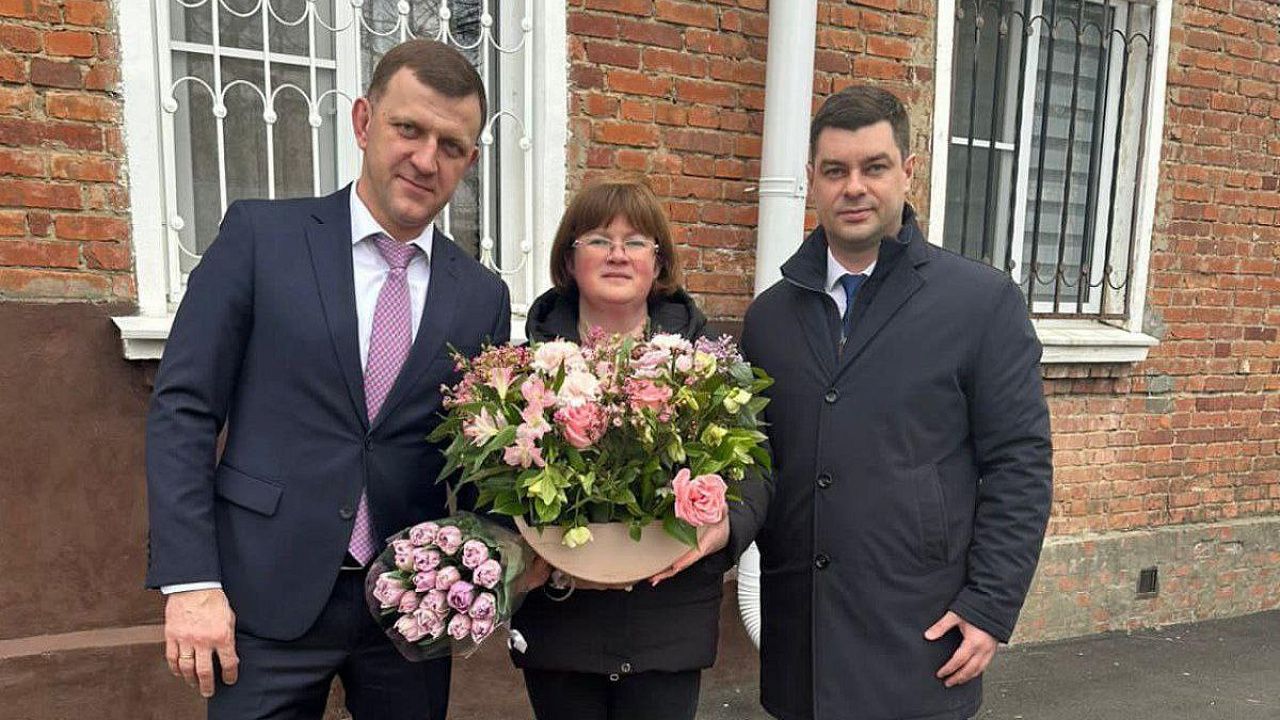 Мэр Краснодара подарил цветы женщинам-дворникам Фото: t.me/emnaumov