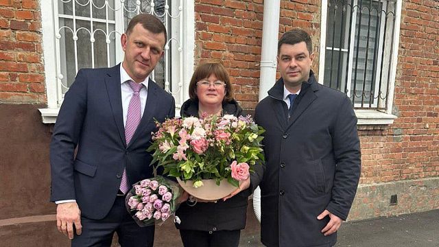 Мэр Краснодара подарил цветы женщинам-дворникам