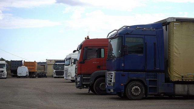 14 грузовиков находятся в очереди на Керченскую переправу