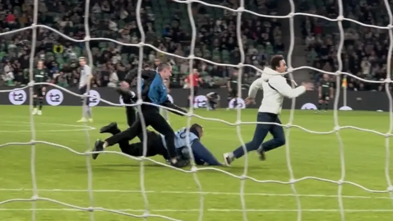 Появилось видео выбежавшего на поле болельщика в матче «Краснодар» – «Сочи»