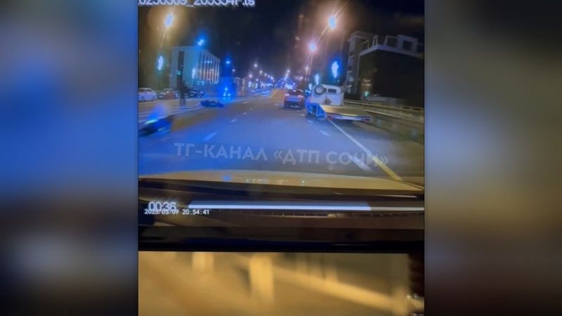 Мотоциклист сбил перебегающую в неположенном месте женщину в Сочи
