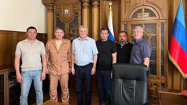 Депутаты Госдумы от Кубани привезли 35 тонн гумпомощи в Луганск и обсудили восстановление ЛНР