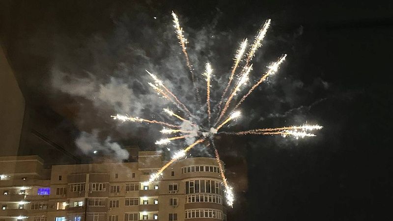 Фейерверк залетел в квартиру и вызвал пожар на балконе в Краснодаре
