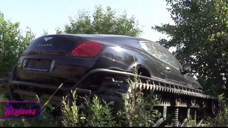 Танк-Бентли на гусеницах сняла на видео полиция во время рейда в Петербурге