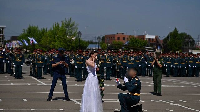 Выпускник военного училища в Краснодаре сделал предложение возлюбленной. Фото: t.me/emnaumov