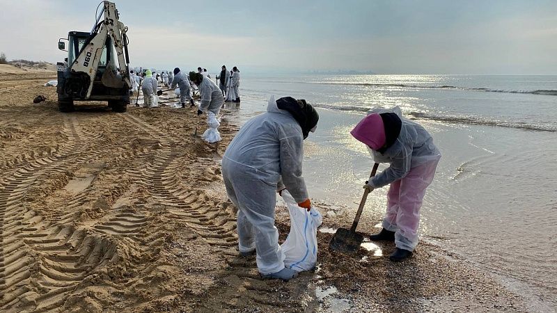 Волонтёров-ликвидаторов ЧС на пляжах Анапы попросили одеваться теплее