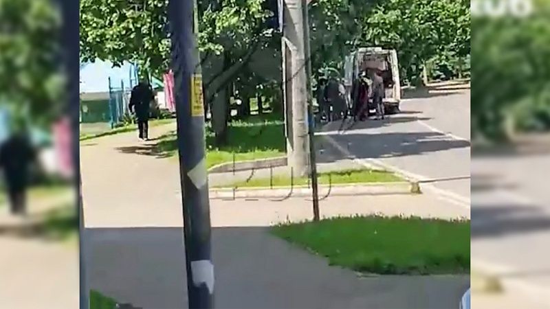 Очевидцы сняли ДТП с ребёнком около Рождественского парка в Краснодаре