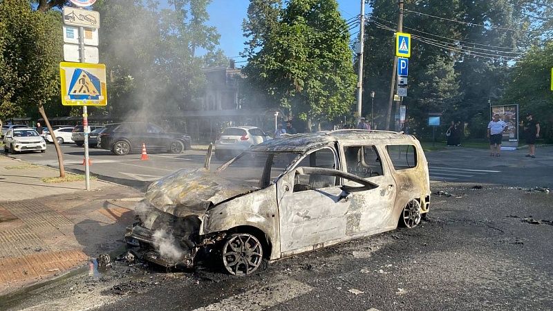 Водитель легковушки сгорел после столкновения с троллейбусом в Краснодаре
