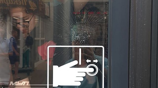 В Краснодаре пьяный мужчина закурил в салоне троллейбуса и разбил дверь