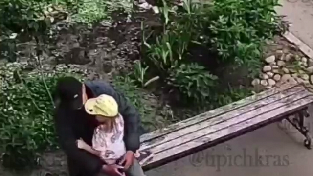 В Краснодаре полиция проводит проверку после появления видео, на котором видно, как мужчина пристает к маленькой девочке. Фото: t.me/tipichkras