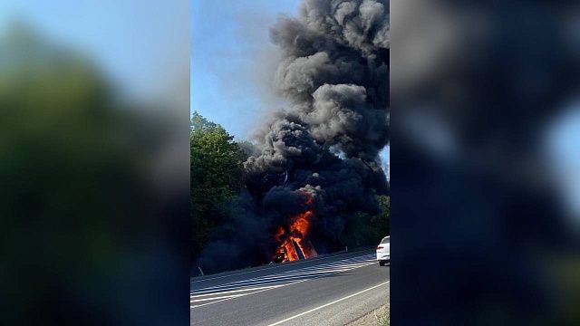 Грузовой автомобиль перевернулся и загорелся на въезде в Джубгу