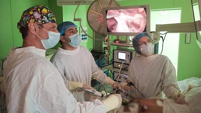 Краснодарские хирурги и урологи за одну операцию удалили две опухоли у пациента Фото: ККБ №2