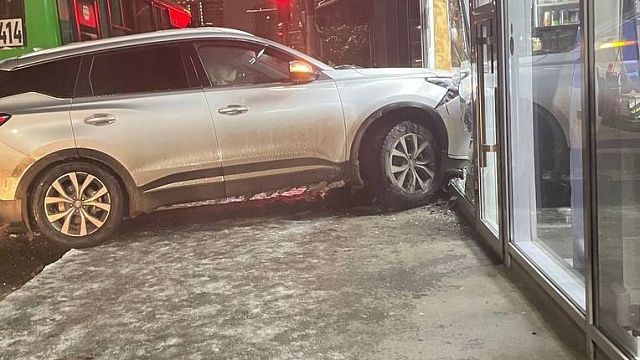 Машина на улице Тургенева врезалась в магазин. Фото: https://t.me/fmr_krasnodar