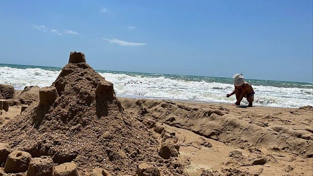 Азовское море на Кубани прогрелось до 28 градусов тепла. Фото: телеканал «Краснодар»