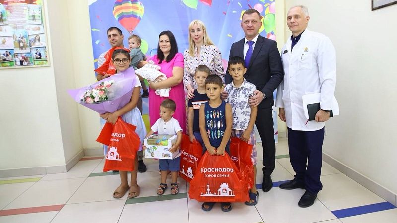 Первая многодетная семья получила подарочный бокс для новорожденных в Краснодаре