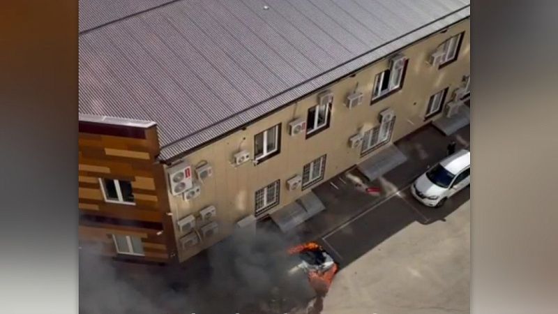 Автомобиль вспыхнул во дворе жилого комплекса в Краснодаре 