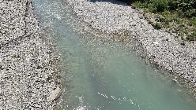 Пожилого мужчину упал в ручей и не смог выбраться без помощи полицейских в США