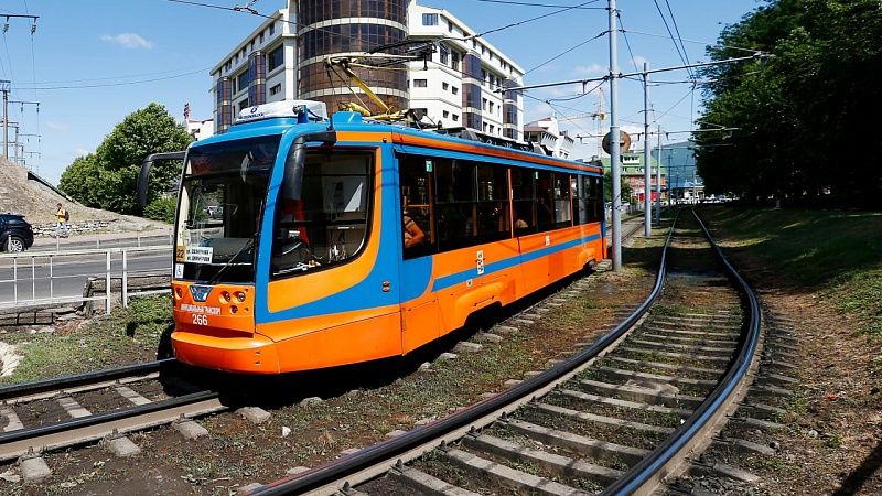 Три трамвайных маршрута остановились из-за автохама в Краснодаре
