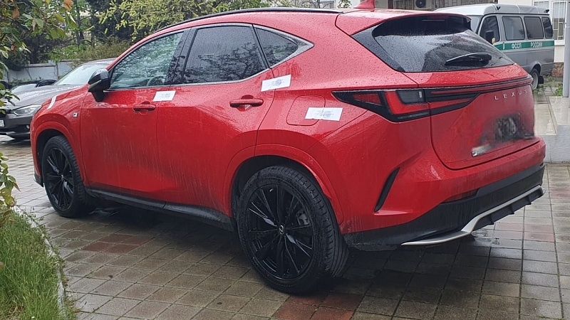 Красный Lexus арестовали у должника по алиментам в Новороссийске