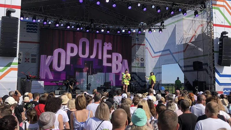 Зрителей возмутили наряды подтанцовки на концерте Королевой в Краснодаре